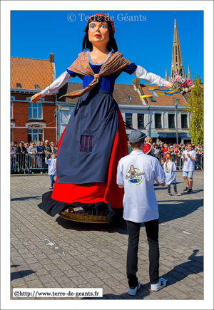 La Belle Hélène, la marchande de fleurs - Les Amis de Gambrinus - STEENVOORDE (F)