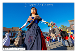 La Belle Hélène, la marchande de fleurs - Les Amis de Gambrinus - STEENVOORDE (F) mène le rigodon final.