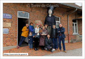 L''ancienne et la nouvelle équipe dirigeante de l'association la Ronde des Géants