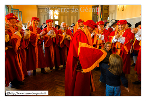 La farandole des membres du Comité de la Fête des Louches