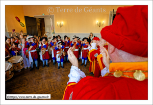 La farandole des membres du Comité de la Fête des Louches