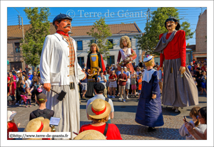 La danse finale des Géants lezennoisIsidore Court'Orelle - LEZENNES (F), P'tit Claude - LEZENNES (F) et Ernest le peintre - LEZENNES (F)