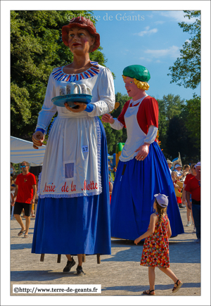 Marie de la Motte - HAUBOURDIN (F), Miss Cantine - NIEPPE (F) et la petite fille curieuqz