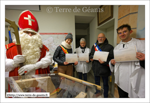 Saint-Nicolas (le parrain), Alice Leeuwerck (Bourgmestre de Comines-Warneton (B)), Catherine Parez (la marraine), Yves  Perotin (maire de Warneton (F)) et Pierre Loyer (le 