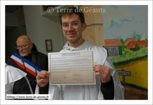 Pierre Loyer montrant le certificat de baptême civil de Paulo le Mountche
