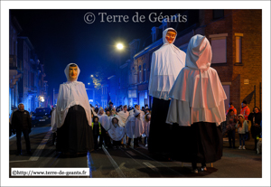 Pas de danse de Paulo le Moutche avec ses deux amis Géants Mountches