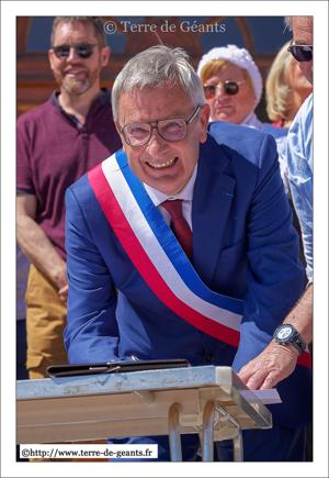 Bertrand Ringot, maire de Gravelines, signe le certificat de parainage républicain de Sigriđur - GRAVELINES (F)
