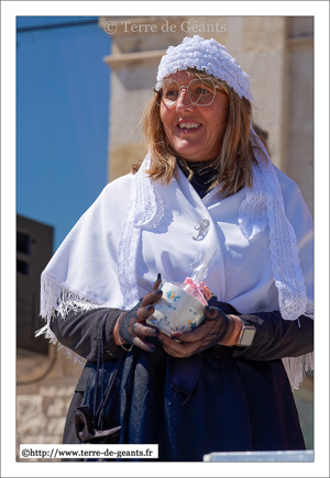 Peggy Guilbert, représentant la Géante Valentine la pêcheuse de crevettes  - GRAVELINES, marraine de la Géante Sigriđur