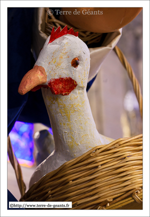 Le chapon dans son panier au bras de Jeanne de Flandre - Conférie de la cité des Chapons Jeanne de Flandre - MARQUETTE-LEZ-LILLE (F) (nouvelle version)
