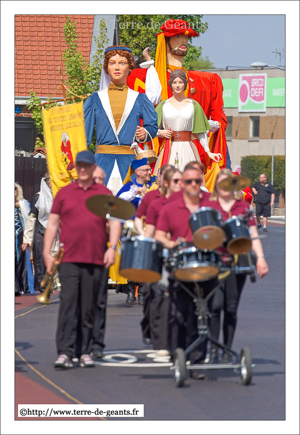 Le cortège arrive à l'église Notre-Dame de Lourdes