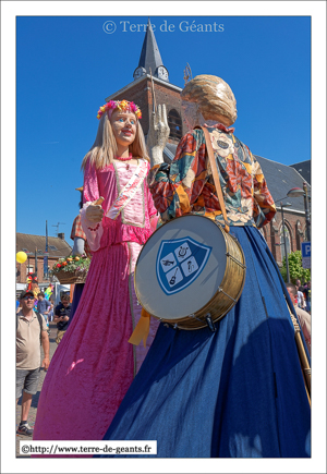Alicia, Princesse des Anges – BLARINGHEM (F) et Mélodie, Géante du Nord – Association La Renaissance – NEUVILLE-EN-FERRAIN (F)