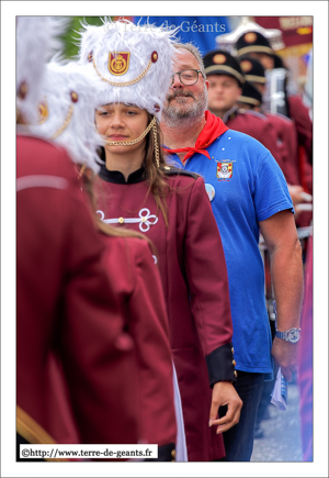 Un intrus dans le rang des majorettes de Huissignies (CHIEVRES) (B)