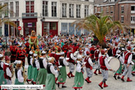 LILLE (59) - Lille - Parade de Géants - Lille 2004 / L'harmonie de Nieuwkerke (Belgique) accompagnant Jean le bûcheron et Jacobus (Steenvoorde)