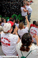 LILLE (59) - Lille - Parade de Géants - Lille 2004 / Bataille de confettis chez les amis de Guillem
