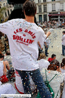 LILLE (59) - Lille - Parade de Géants - Lille 2004 / Bataille de confettis chez les amis de Guillem