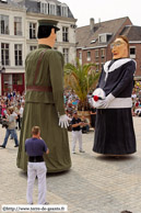 LILLE (59) - Lille - Parade de Géants - Lille 2004 / Le P'tit Fernand (Le géant Atlas) et El Fraudeux - BONSECOURS-PERUWELZ (B)