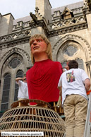 LILLE (59) - Lille - Parade de Géants - Lille 2004 / Démontage de Lyderic (5) Le buste est désolidarisé du panier