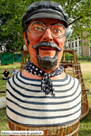 LILLE (59) - Lille - Parade de Géants - Lille 2004 / Le buste de Raoul de Goderwaersvelde - LILLE